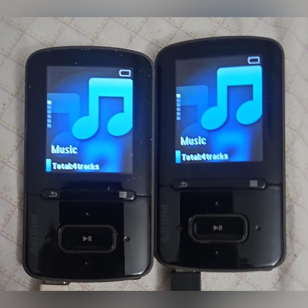 2x Philips GoGear Vibe 8GB Digital Media MP3 Player (need new battery)